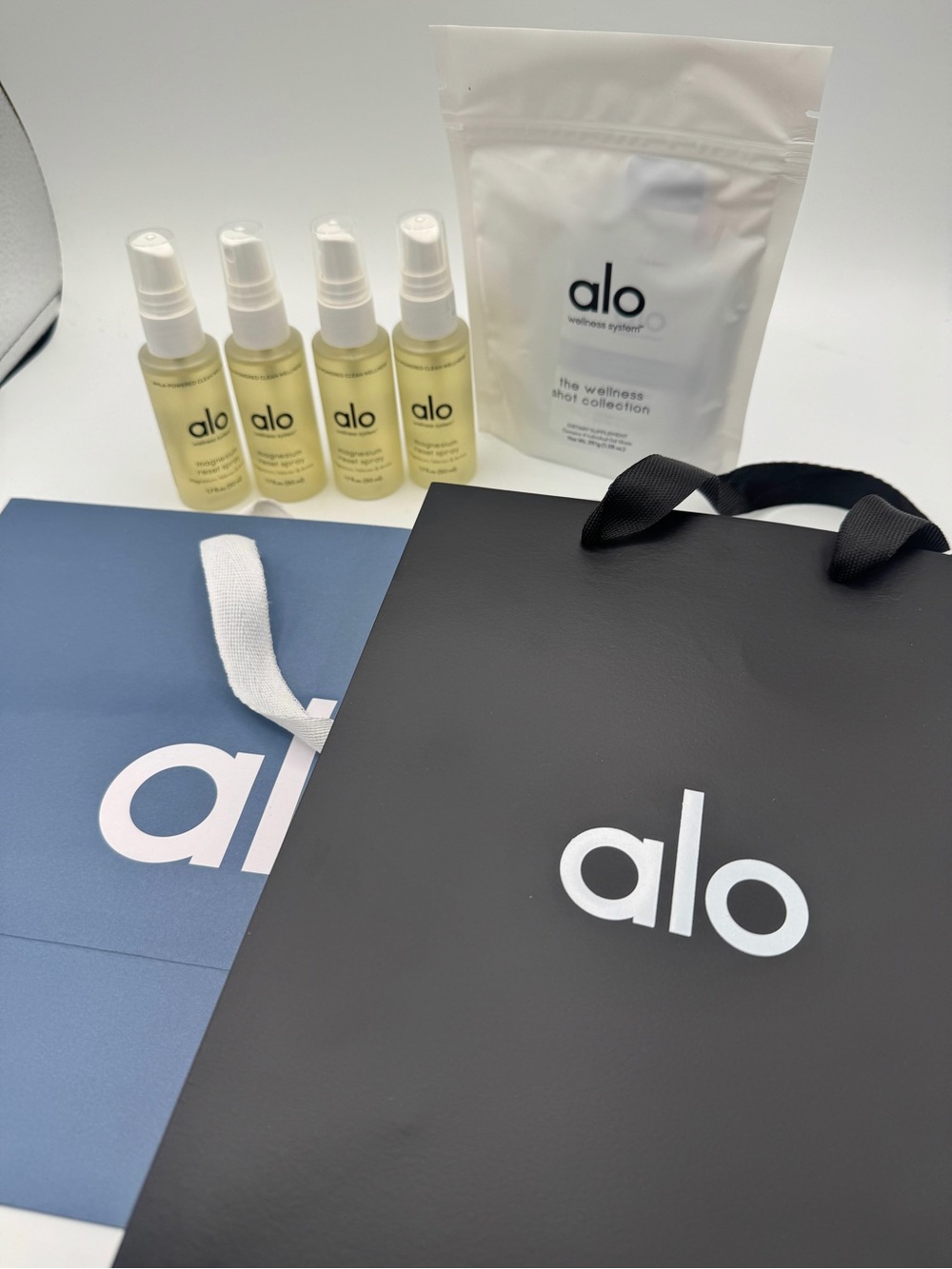 NWT Alo Wellness BUNDLE 4 Magnesium Sprays 2 Gift Bags 1 Wellness Discovery Set
